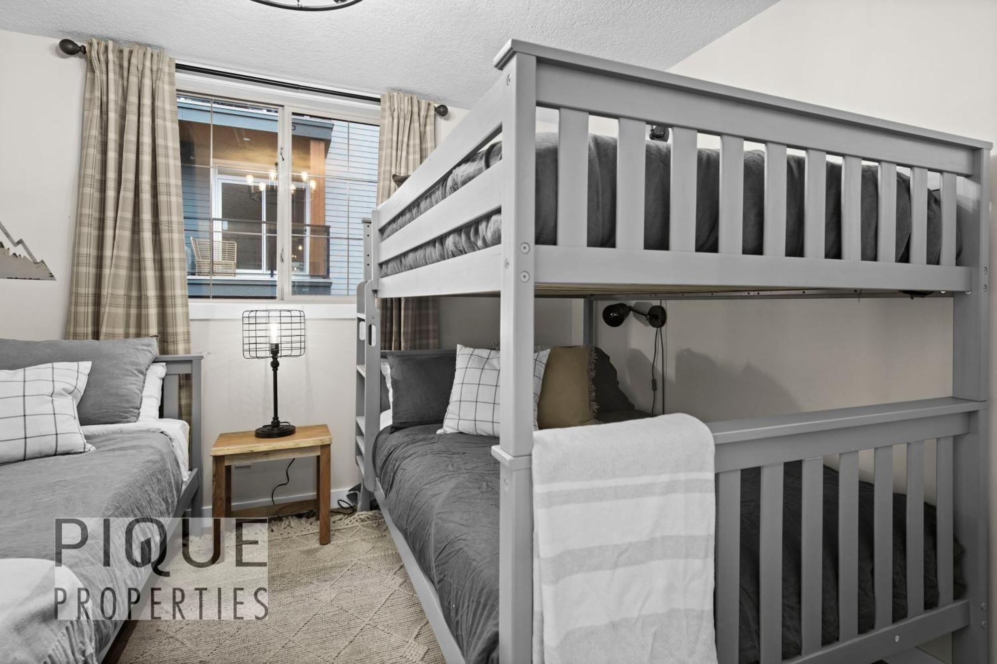 Mystic Mountain Chalet, Heated Outdoor Pool & Hot Tub, Free Parking, Fast Wifi! Канмор Экстерьер фото